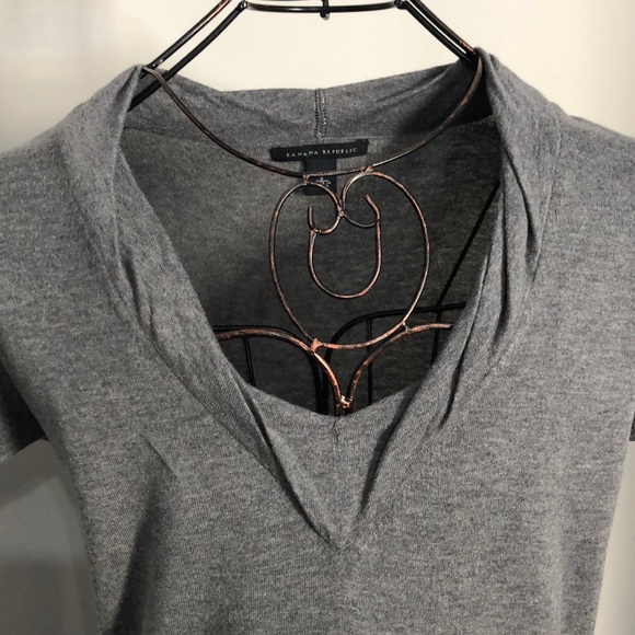 🤩Banana Republic Gray v-neck sweater Sz small - Picture 2 of 7